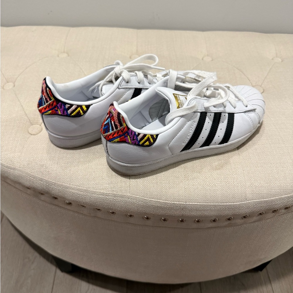Adidas Stan Smith Women’s size 7 with embroided detail